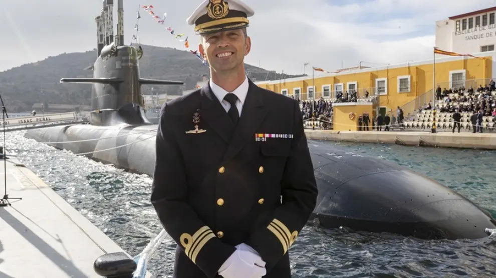 El capitán de corbeta Manuel Carrizo Iranzo, ante el submarino S-80 Isaac Peral.