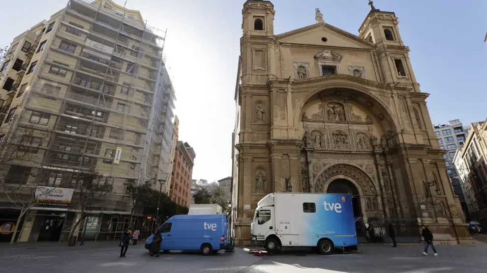 Dos camiones de RTVE, este sábado junto a la basílica Santa Engracia en Zaragoza.