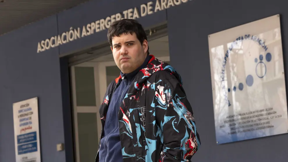 Guillermo Pardo, en la puerta de la Asociación Asperger Aragón que cumple dos décadas de trayectoria