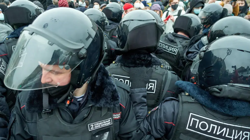 Manifestantes salen a la calle para protestar por la muerte de Navalni.