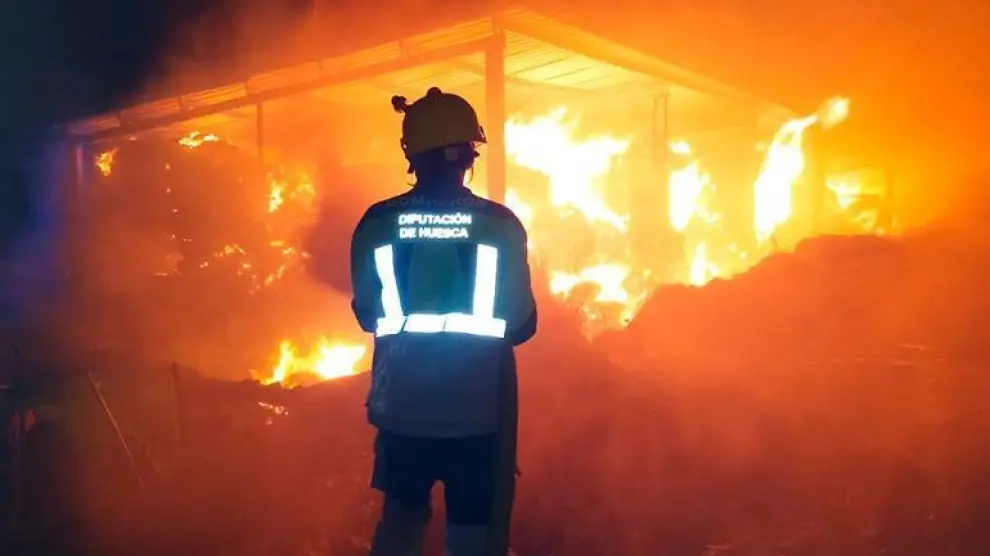 Un bombero del Speis durante la extinción de un fuego.