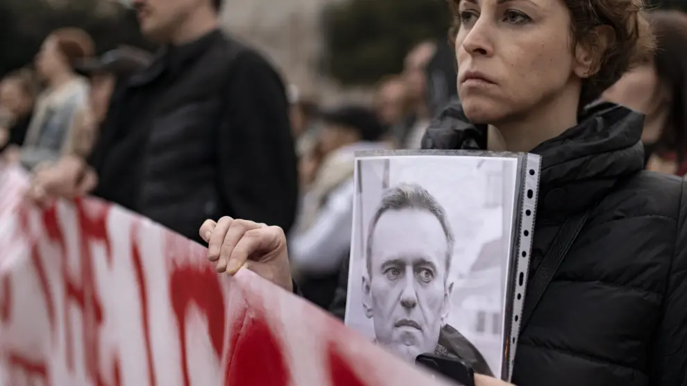Una mujer durante una concentración en Rusia por la muerte de Alexéi Navalni.