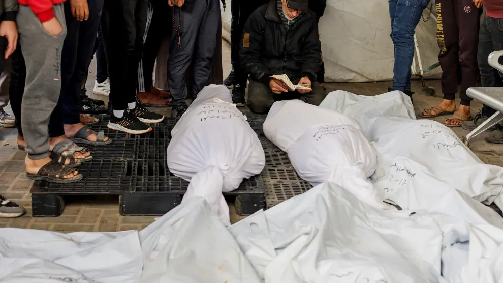 Mourners react next to the bodies of Palestinians killed in Israeli strikes, amid the ongoing conflict between Israel and Palestinian Islamist group Hamas, at Abu Yousef Al-Najjar hospital in Rafah, in the southern Gaza Strip, February 18, 2024. REUTERS/Mohammed Salem [[[REUTERS VOCENTO]]]