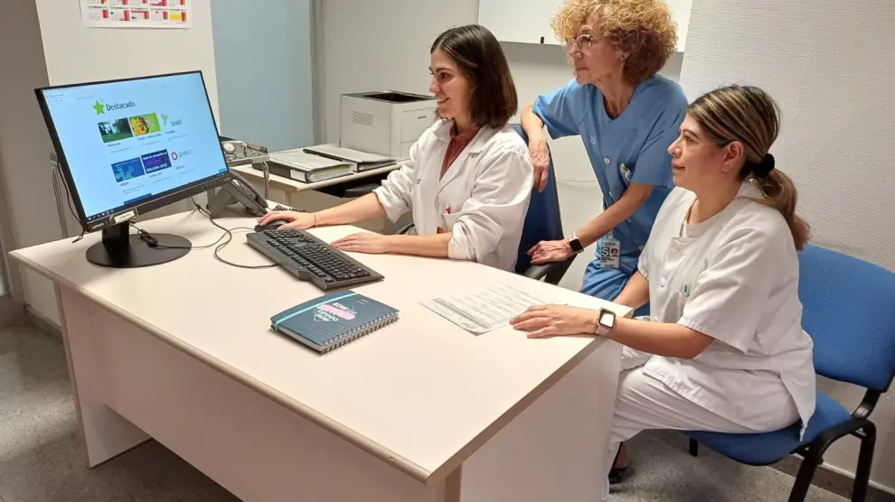La doctora Elisabet Vera y las enfermeras Gloria V. Palacios y Liliana Filian Abarca, en la unidad de asma del Servet.