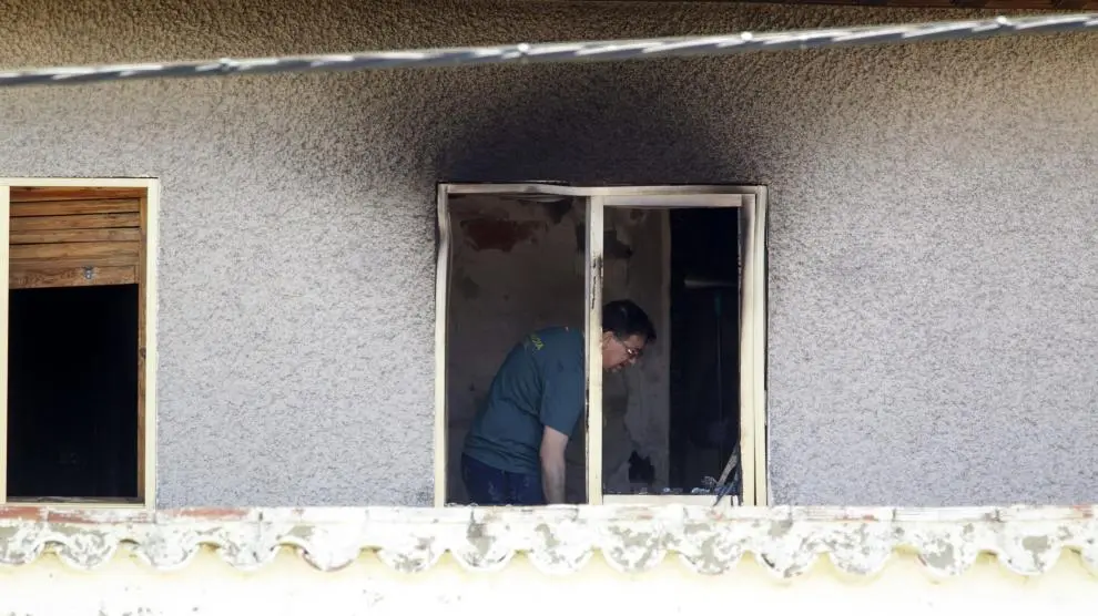 Un agente de la Guardia Civil investiga en una de las habitaciones más afectadas por el incendio en la residencia de Cuarte de Huerva, en una imagen de archivo