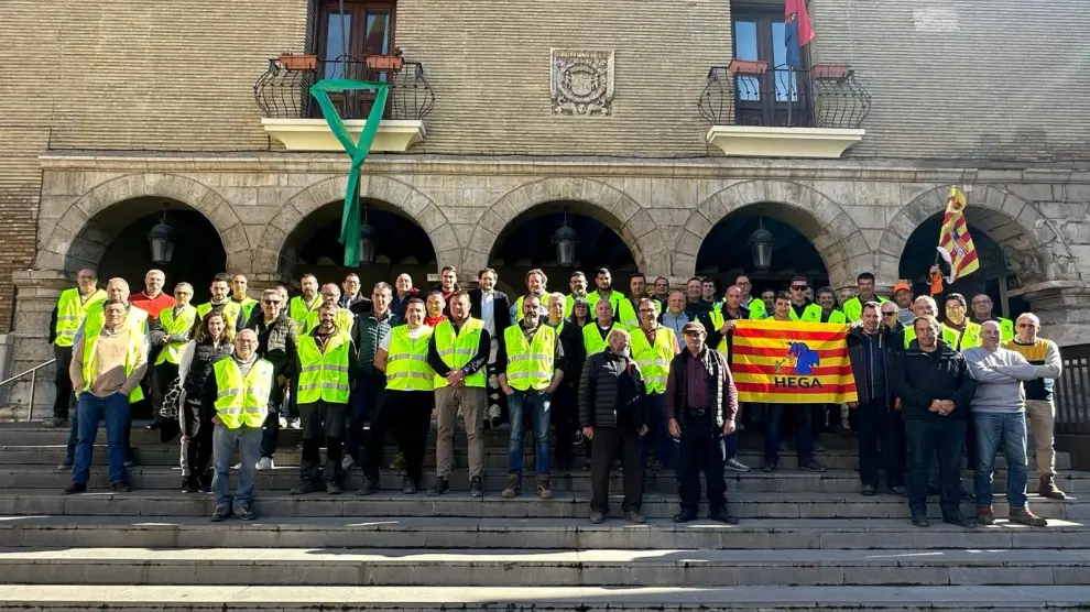 Agricultores con el alcalde y concejal a las puertas del Ayuntamiento de Monzón.