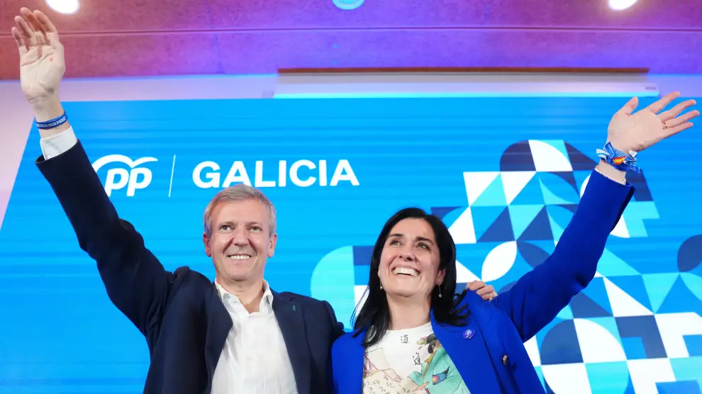 El candidato Popular a la Xunta, Alfonso Rueda, junto a la secretaria general del partido en Galicia, Paula Prado, celebra la victoria en las elecciones gallegas.