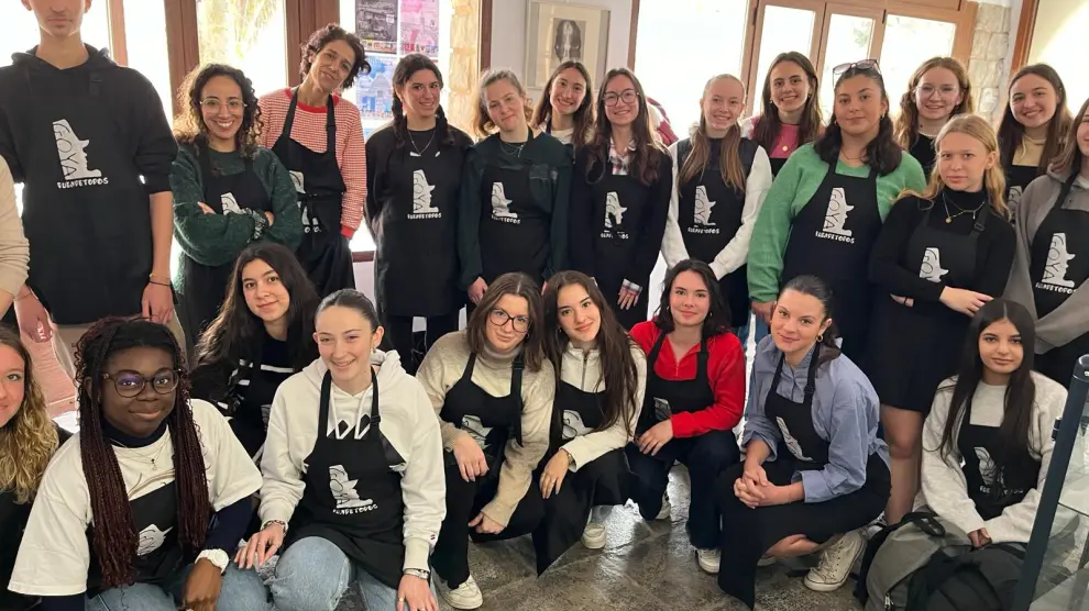 Un grupo de estudiantes de Burdeos visitaron Fuendetodos la pasada semana para habcer grabados.