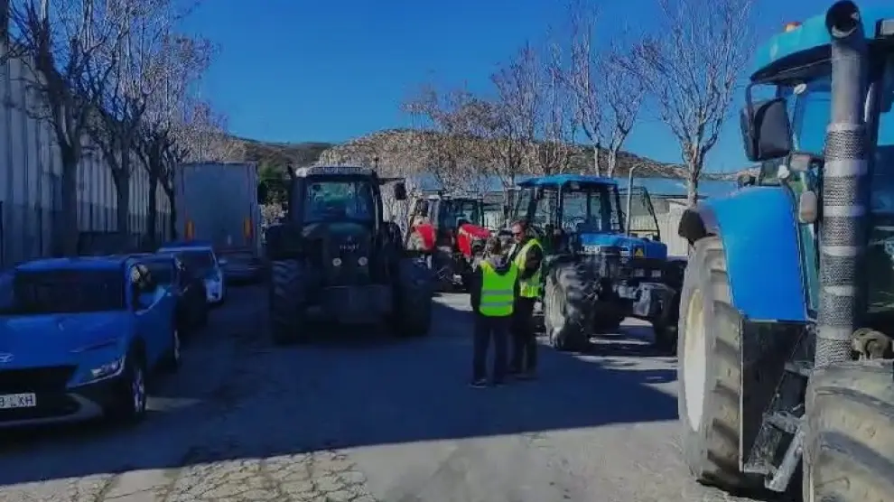 Una tractorada bloqueo el acceso a las instalaciones del Grupo Jorge en Zuera.