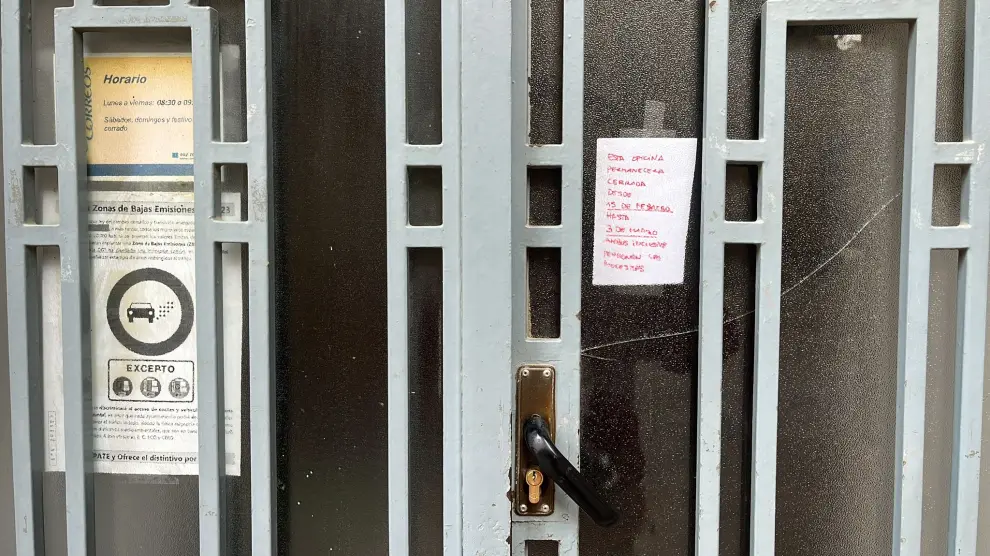 Los vecinos que se acercan a la oficina de Correos de Calaceite se tropiezan con el cartel que informa del cierre temporal.