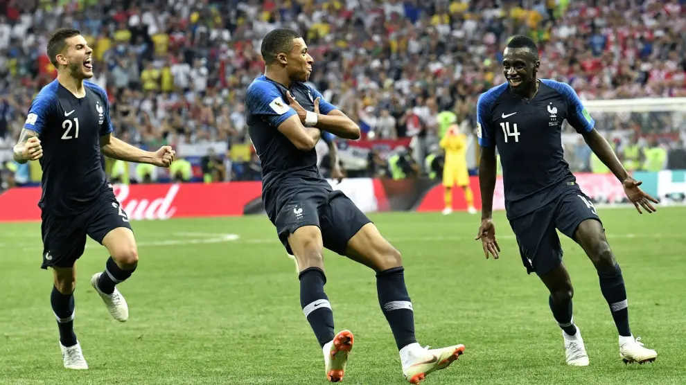 FILE - Frances Kylian Mbappe, center, celebrates after scoring his sides fourth goal during the final match between France and Croatia at the 2018 soccer World Cup in the Luzhniki Stadium in Moscow, Russia, Sunday, July 15, 2018. Mbappe has told Paris Saint-Germain he will leave the club at the end of the season, it was reported on Thursday, Feb. 15, 2024. (AP Photo/Martin Meissner, File) [[[AP/LAPRESSE]]] [Original: LP_21891870.jpg] //LAP// Autor: (20M) AP Fecha: 15/02/2024 Propietario: (HENNEO) AP/LAPRESSE Id: 2024-641059 [[[HA ARCHIVO]]]
