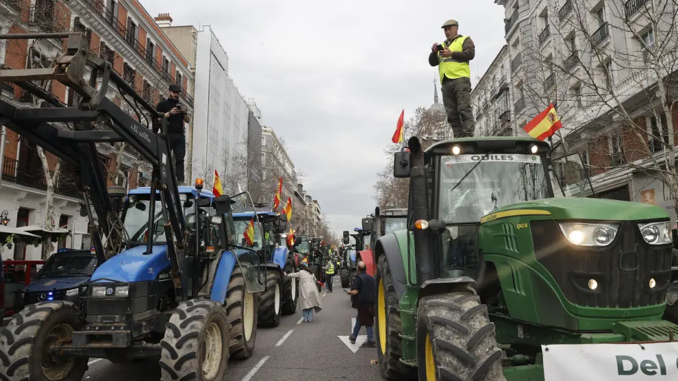MADRID, 21/02/2024.- Los agricultores llegados desde distintos puntos con sus tractores que se manifiestan este miércoles por el centro de Madrid, en una marcha que concluye frente al Ministerio de Agricultura, Pesca y Alimentación. EFE/J P GANDUL