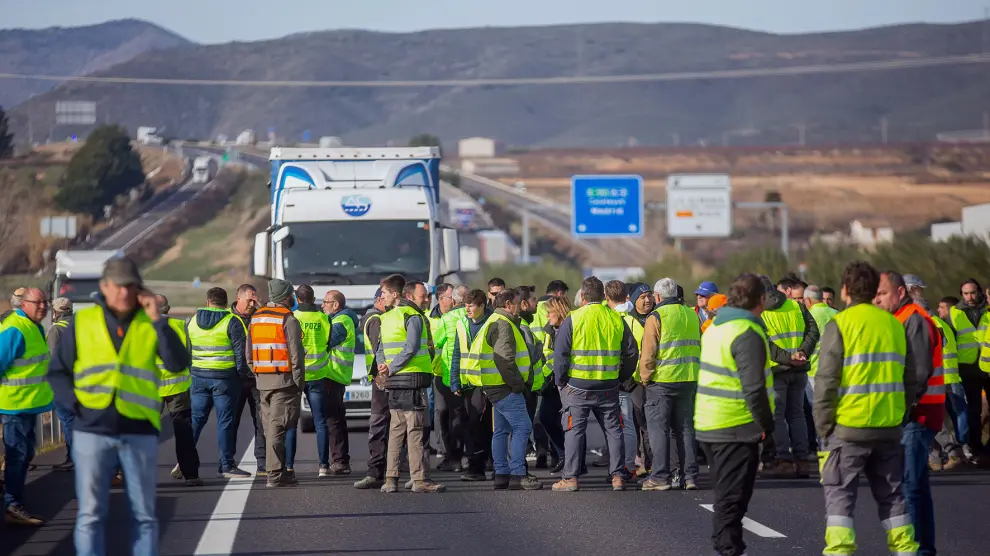 Las movilizaciones de los agricultores y ganaderos han vuelto este miércoles a las carreteras en Aragón y han cortado la autovía A-2 a la altura de La Almunia de Doña Godina, en sentido Madrid.
