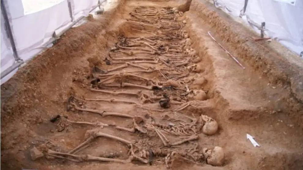 La fosa, con los 18 cadáveres que han sido exhumados para posibilitar la ampliación del cementerio de San Blas.