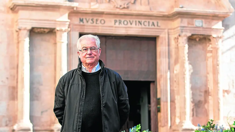 Jaime Vicente, recién jubilado como director del Museo de Teruel, ante la fachada del mismo.