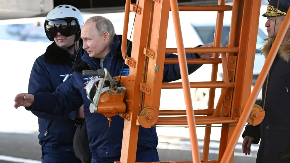 Putin vuela en un bombardero estratégico
