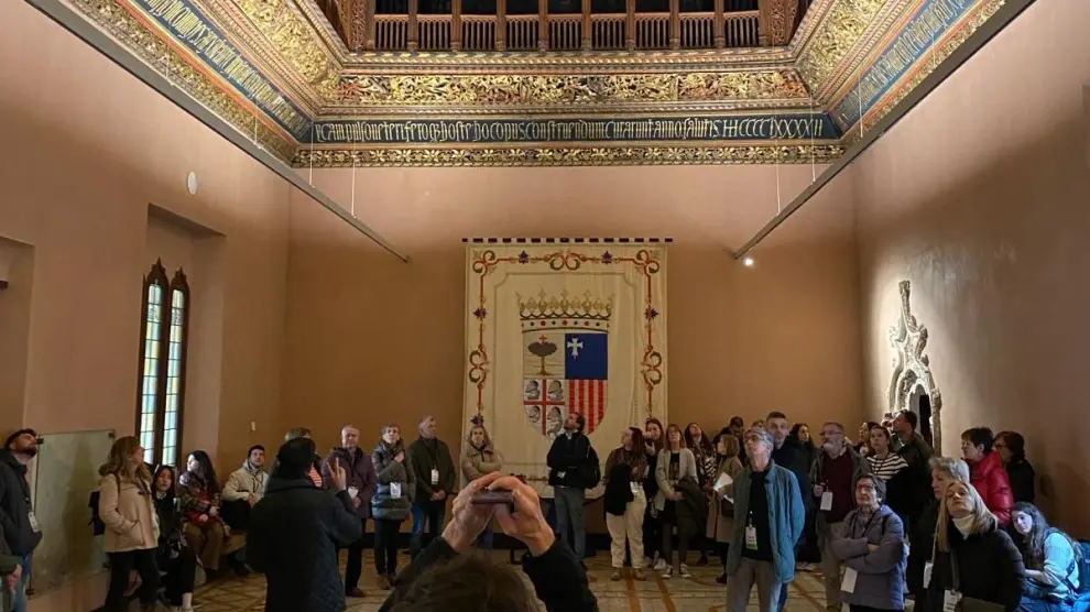 Los participantes en la jornada organizada en Zaragoza este jueves por la Fundación Santa María de Albarracín han visitado la Aljafería, en la imagen.