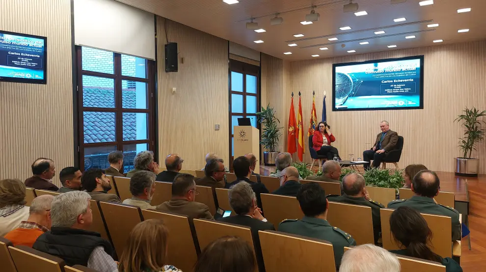 Conferencia impartida por Carlos Echeverría en las instalaciones del grupo San Valero en Zaragoza.