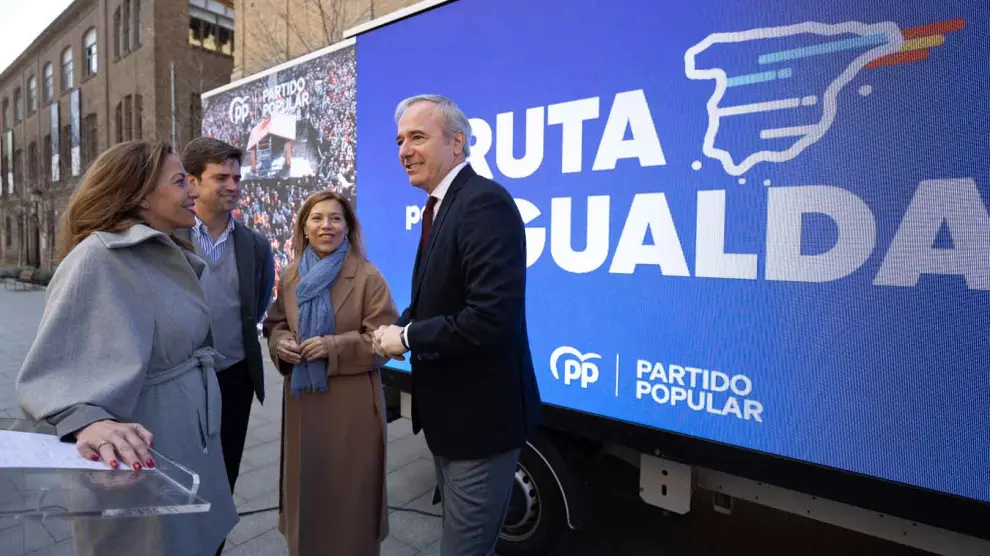 Natalia Chueca, Ramón Celma, Ana Alós y Jorge Azcón, este viernes junto a las pantallas de la campaña de la 'Ruta por la igualdad'