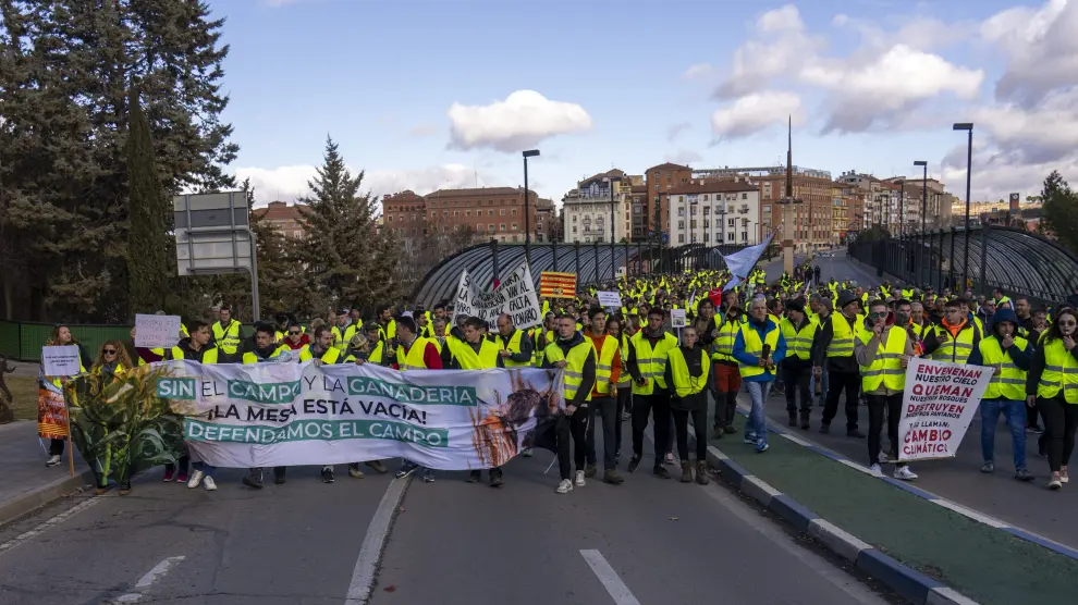 La manifestación de agricultores, a su paso por el Nuevo Viaducto de Teruel.