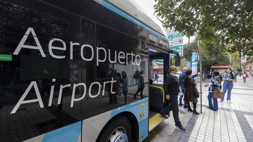 Varios usuarios bajan del nuevo bus del aeropuerto