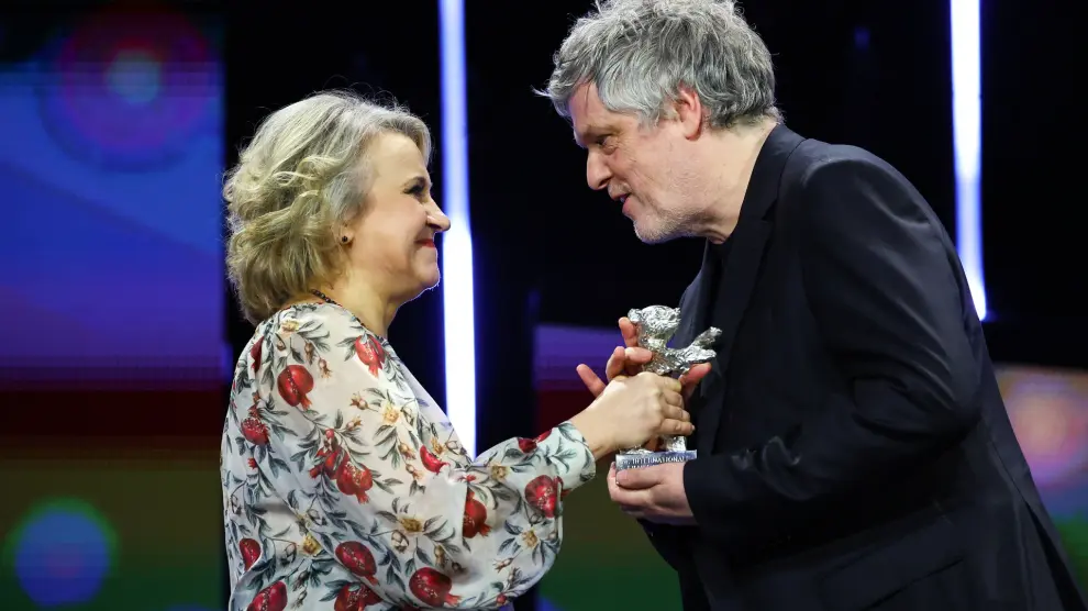 Matthias Glasner receives Silver Bear for Best Screenplay for Dying (Sterben) from jury member Oksana Zabuzhko during the awards ceremony at the 74th Berlinale International Film Festival in Berlin, Germany, February 24, 2024. REUTERS/Fabrizio Bensch [[[REUTERS VOCENTO]]]
