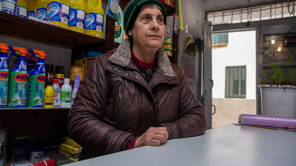 A sus 73 años Inma Moreno sigue al pie de la tienda de Campillo de Aragón