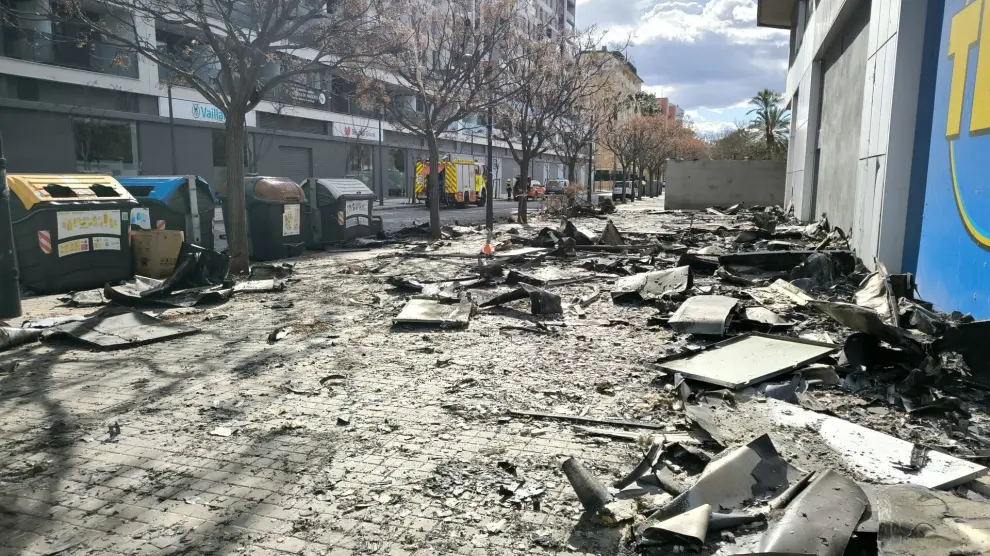 Imagen de restos del incendio del edificio de campanar sobre la acera..AYUNTAMIENTO DE VALÈNCIA..24/02/2024 [[[EP]]]