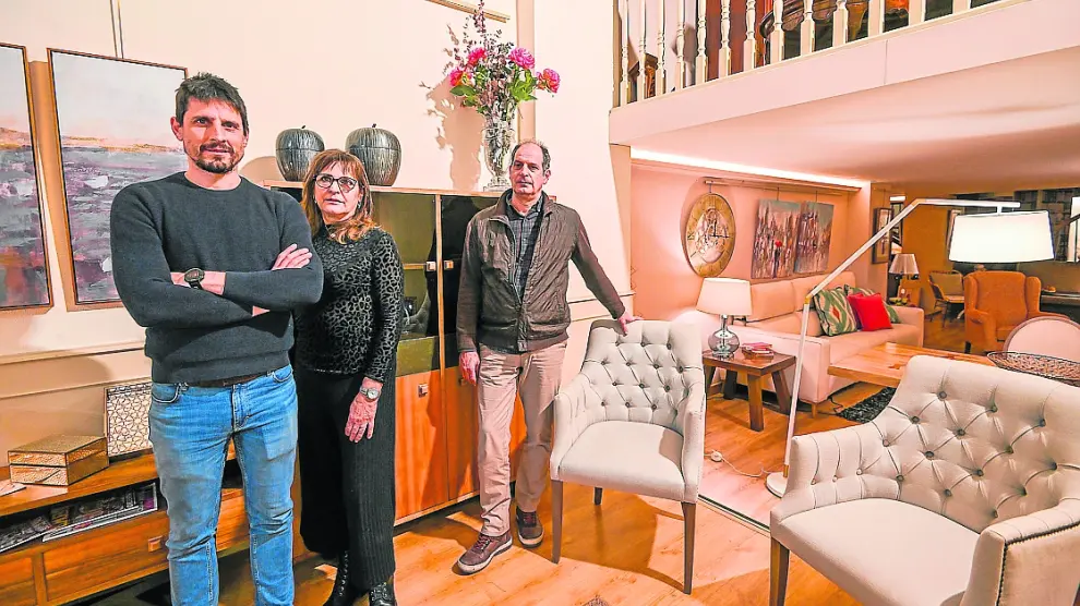 Daniel Bolea, sobrino de Guillermo Bolea (detrás), y Ana Zamora, decoradora, en la tienda de Muebles Bolea en Zaragoza.