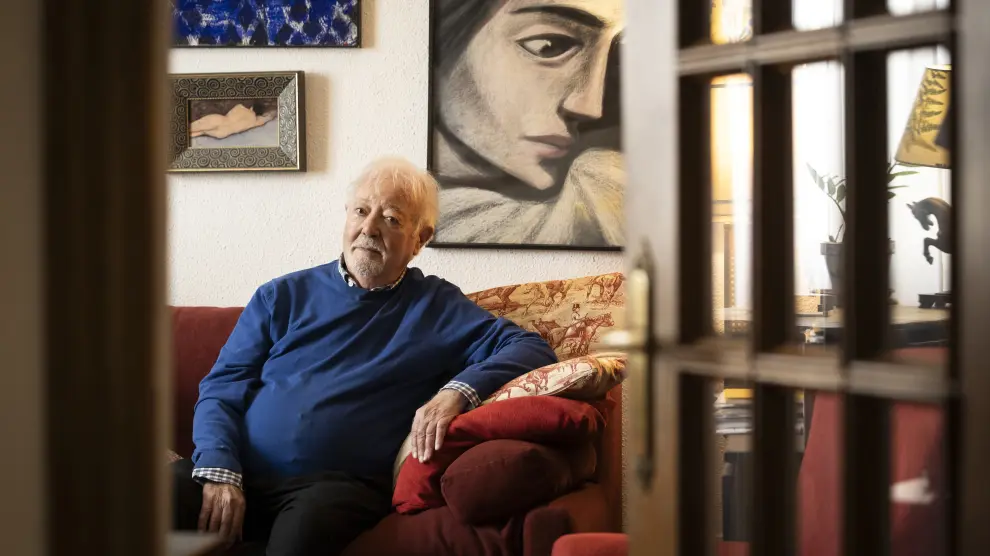 Antonio Duque, en el salón de su casa. Sobre su cabeza, un cuadro del pintor aragonés Ángel Aransay.