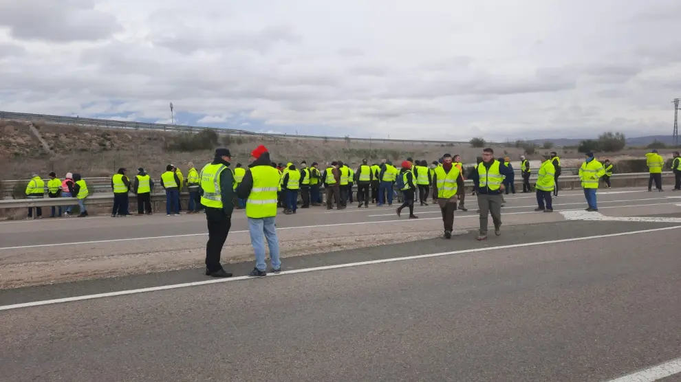 Agricultores a pie que han acompañado a los 40 tractores hoy en la protesta de la Autovía Mudéjar a la altura de Calamocha.