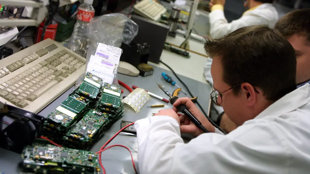 Imagen de archivo de un técnico trabajando en la planta de Teltronic en Malpica.