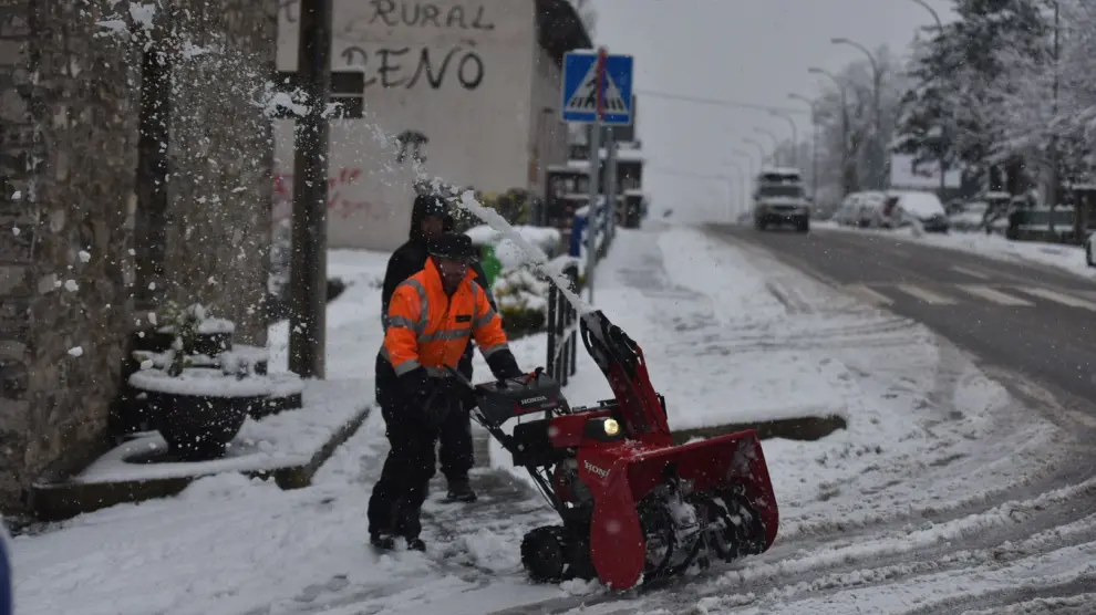 Un operario, retirando nieve en Villanúa por el paso de la borrasca Mónica.