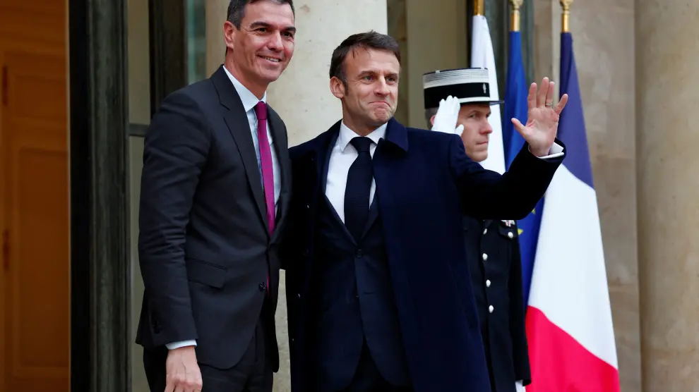 Emmanuel Macron recibe a Pedro Sánchez en el Elíseo para la conferencia internacional sobre Ucrania.