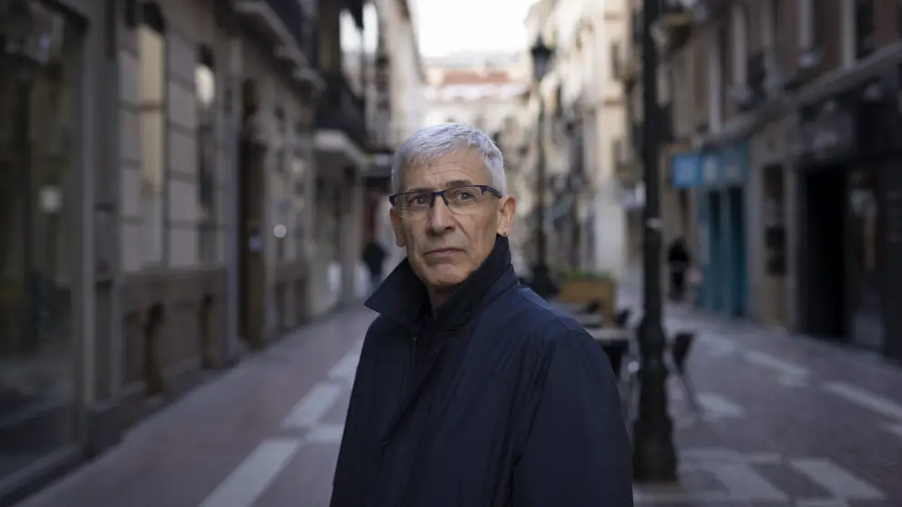 José Ovejero visitó Zaragoza y posó para la foto en la calle Cádiz.