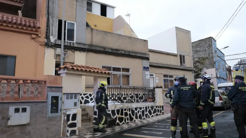 El incendio declarado a primera hora en un edificio de viviendas de la localidad de Santidad, en Arucas (Gran Canaria)