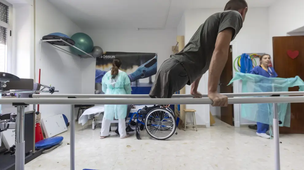 Un militar herido ucraniano sin piernas acude a realizar ejercicios en una habitación del Hospital Militar de Zaragoza.