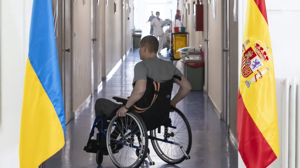 Uno de los militares heridos atendidos en el Hospital Militar sale de la habitración con su silla de ruedas.