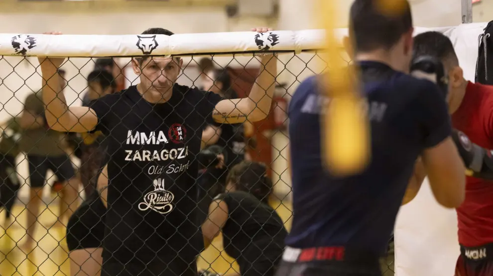 Kike Pérez, entrenador del MMA Zaragoza, durante un entrenamiento en las instalaciones del Stadium Venecia.