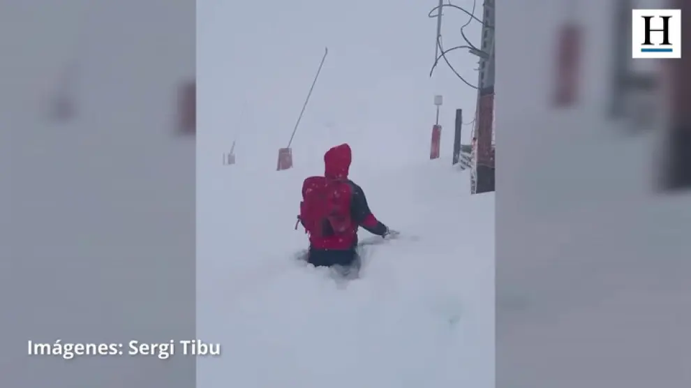 Video de un empleado de la estación de Candanchú llegando este martes a su puesto de trabajo en Pista Grande, con 75 cm de nieve recién caída