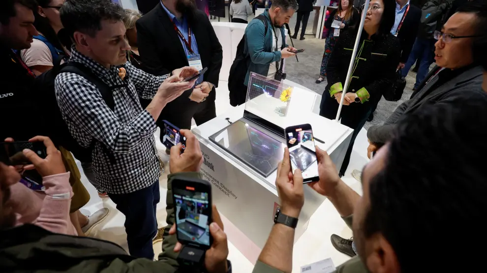 Los visitantes observan el concepto de portátil Lenovo ThinkBook con pantalla transparente, en el Mobile World Congress (MWC) de 2024 en Barcelona. el fabricante de ordenadores ha sorprendido con este concepto de ordenador trasparente que aún no está a la venta.