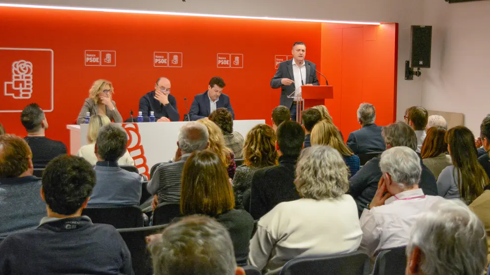 Momento de la intervención de Fernando Sabés en el comité provincial del PSOE de Huesca.