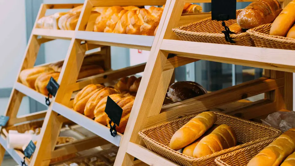 Variedades de pan en un supermercado.