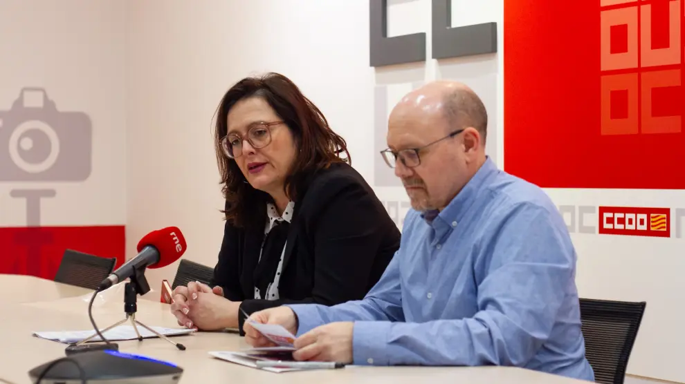 Carolina Vidal y Manuel Pina, durante la rueda de prensa de CC. OO. Aragón.