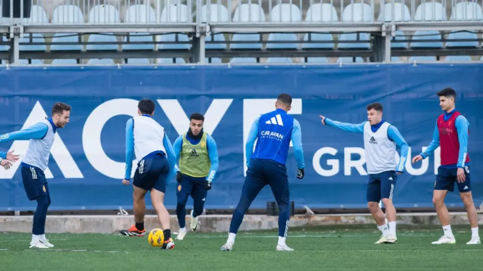 Algunos futbolistas del Real Zaragoza, en la fase inicial del entrenamiento de turno.