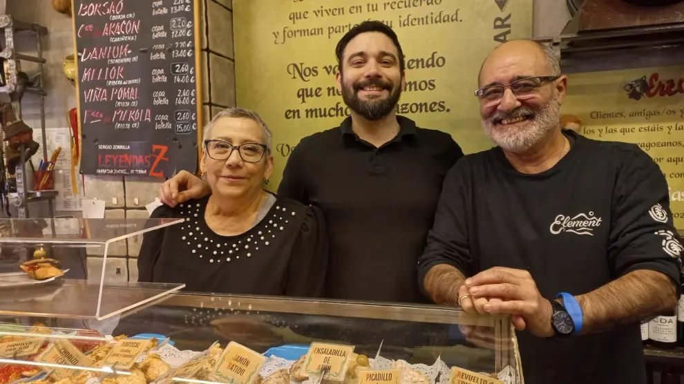Marisa Pérez, Sergio Zorrilla y Ernesto Zorrilla, tras la barra del bar Erzo de Zaragoza.