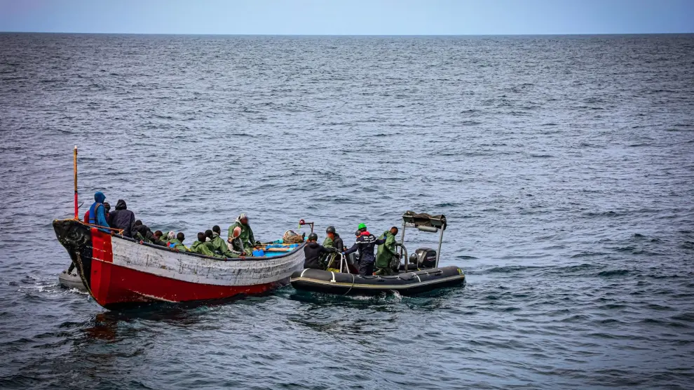 Una unidad de la Marina Real de Marruecos rescatando a un grupo de migrantes.