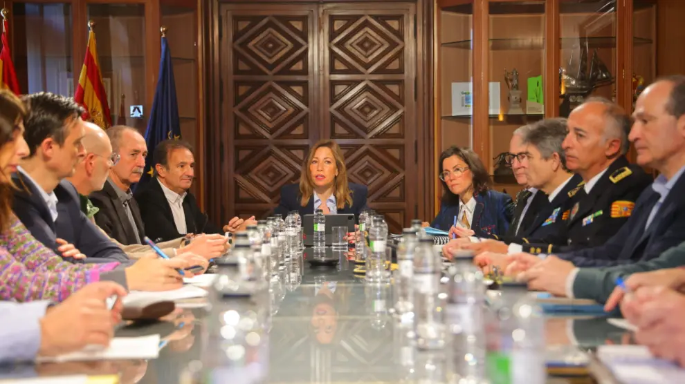 La alcaldesa de Zaragoza, Natalia Chueca, preside una reunión de coordinación de lo servicios municipales por la crecida del Ebro.