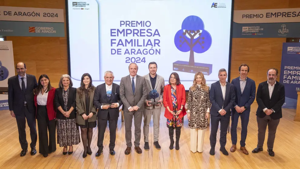 Representantes de las empresas premiadas, con el presidente del Gobierno de Aragón, Jorge Azcón, y otras autoridades.