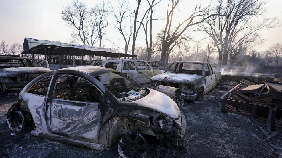 Coches calcinados tras el incendio de 'Smokehouse Creek', el de mayor envergadura registrado estos días en Texas.